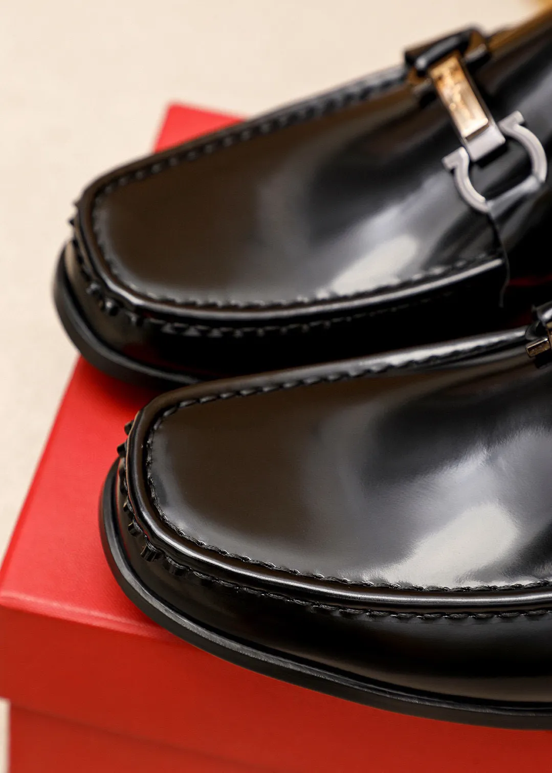 Men's shoes 💰460 💐 Product trademark: Ferragamo "Ferragamo" casual leather shoes Regular size: 38-44 (45.46🉑️customized) Product materials: Selected imported first-layer open-edge beaded cowhide leather upper + luxury hardware buckle, imported water-dyed cowhide leather lining. Strong three-dimensional visual effect, original rubber outsole Color: 1⃣️color optional